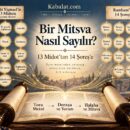 Açık Tora rulosunun üzerinde Rabbi Yişmael’in 13 Midot’u ile Rambam’ın 14 Şoreşi arasındaki ilişkiyi gösteren Mitsva makalesi kapağı